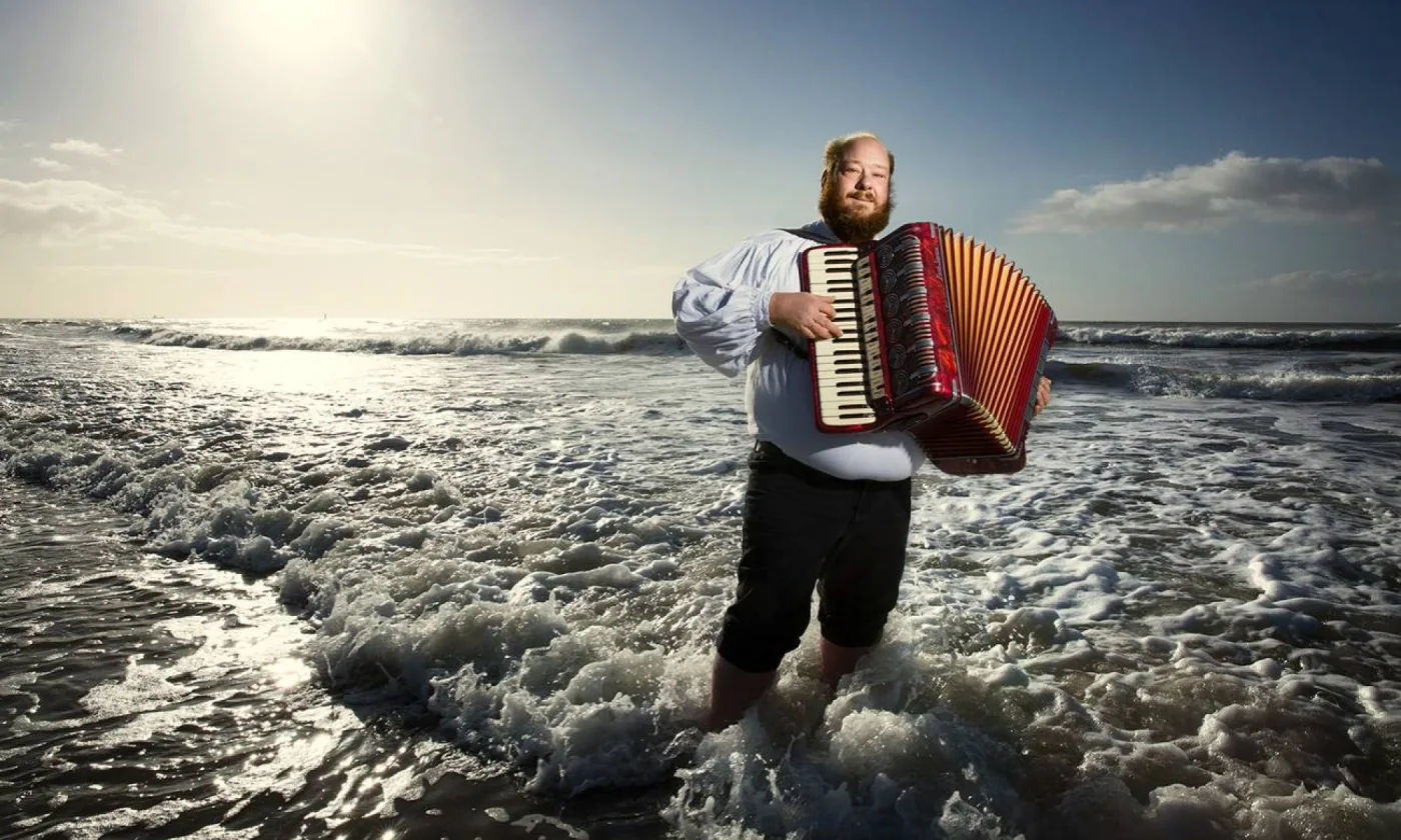 Bertus mit Akkordeon im Meer